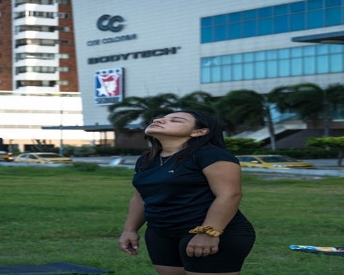 Hombre realizando respiraciones relajantes al aire libre