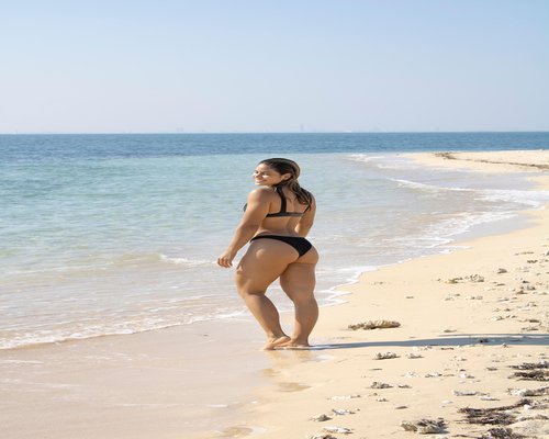 Mujer haciendo una pausa en el trabajo para descansar la vista
